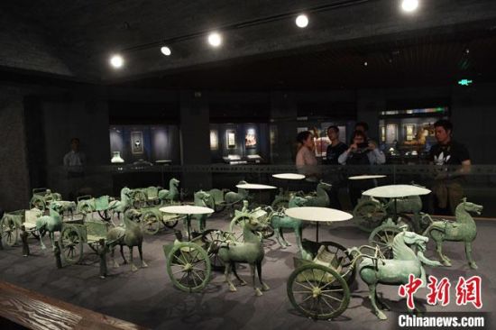圖為甘肅省博物館展陳的東漢銅奔馬車陣。(資料圖) 楊艷敏 攝