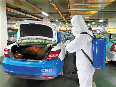 免費接送一線抗“疫”人員 蘭州奔馬雷鋒車隊，你們真棒！