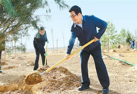 林鐸參加省城蘭州義務(wù)植樹(shù)活動(dòng)時(shí)強(qiáng)調(diào) 牢固樹(shù)立綠水青山就是金山銀山的理念 為全面建成小康社會(huì)創(chuàng)造良好生態(tài)環(huán)境 歐陽(yáng)堅(jiān)孫偉等參加