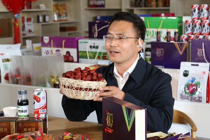 “縣長直播天團(tuán)”唱響“甘貨春之聲”，售出近30種甘貨1萬余件 開進(jìn)直播間的網(wǎng)絡(luò)扶貧博覽會(huì)，受百萬網(wǎng)友點(diǎn)贊 