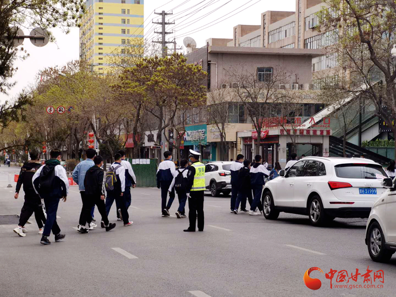 保駕護航！涼州公安交警“護學(xué)崗” 撐起“平安傘”