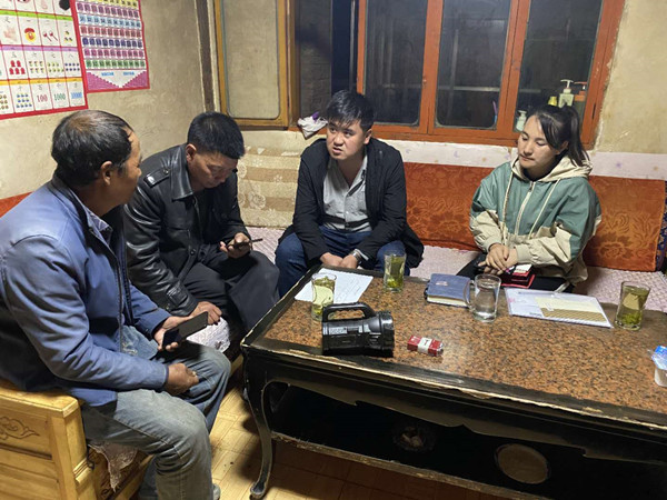 圖為木耳鎮(zhèn)紀(jì)檢干事盧建民（左三）連夜在多壩村多壩組奚連德家中了解受災(zāi)情況，排查安全隱患，并宣傳發(fā)生次生災(zāi)害的相關(guān)知識(shí)。_副本.jpg