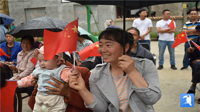 隴南市紀(jì)委監(jiān)委黨員干部與宕昌縣官亭鎮(zhèn)杜家村群眾一起慶祝黨的生日。_副本.jpg