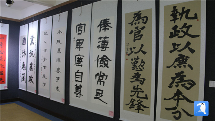 7月1日上午，定西市通渭縣紀(jì)委監(jiān)委舉辦“襄郡清風(fēng)·喜迎建黨99周年”廉政文化書畫展，共同為黨的生日獻(xiàn)禮。_副本.jpg