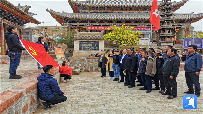“七一”前夕，甘南州紀(jì)委監(jiān)委機(jī)關(guān)第二黨支部組織支部黨員和幫扶村黨員赴臨潭縣新城鎮(zhèn)蘇維埃舊址紅色教育基地參觀學(xué)習(xí)活動(dòng)。_副本.jpg