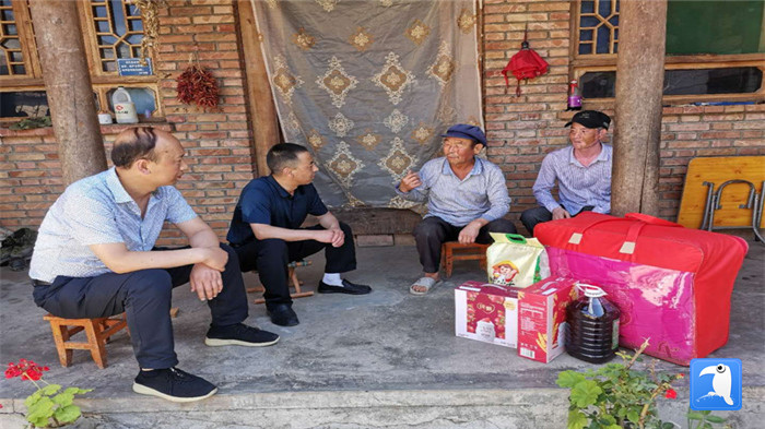 在建黨99周年來臨之際，隴南市禮縣紀(jì)委監(jiān)委在中壩鎮(zhèn)、三峪鄉(xiāng)開展“七一”慰問老黨員、困難黨員活動(dòng)，為他們送去組織的關(guān)懷和節(jié)日的問候。_副本.jpg