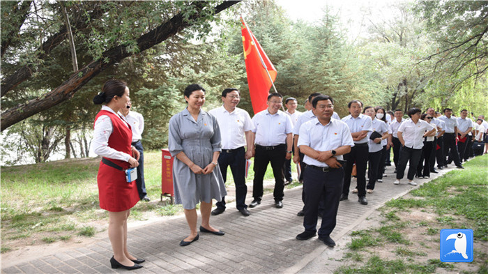 7月1日，嘉峪關(guān)市紀(jì)委監(jiān)委機(jī)關(guān)黨委在迎賓湖絲路廉潔文化主題公園舉行慶祝黨建99周年迎“七一”主題黨日活動(dòng)。_副本.jpg