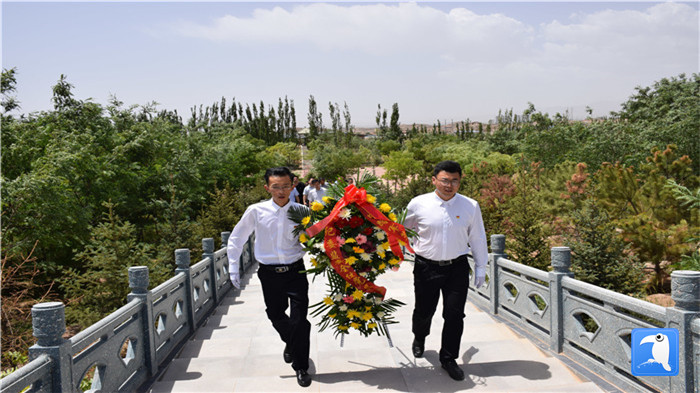 七一”前夕，白銀市紀(jì)委監(jiān)委機(jī)關(guān)黨委組織黨員來到紅軍西路軍景泰烈士陵園開展主題黨日活動(dòng)。 朱鵬拍攝_副本.jpg