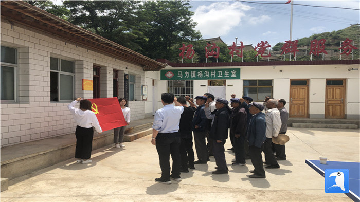 6月29日，天水市武山縣紀(jì)委監(jiān)委組織黨員干部在馬力鎮(zhèn)楊溝村重溫入黨誓詞。_副本.jpg