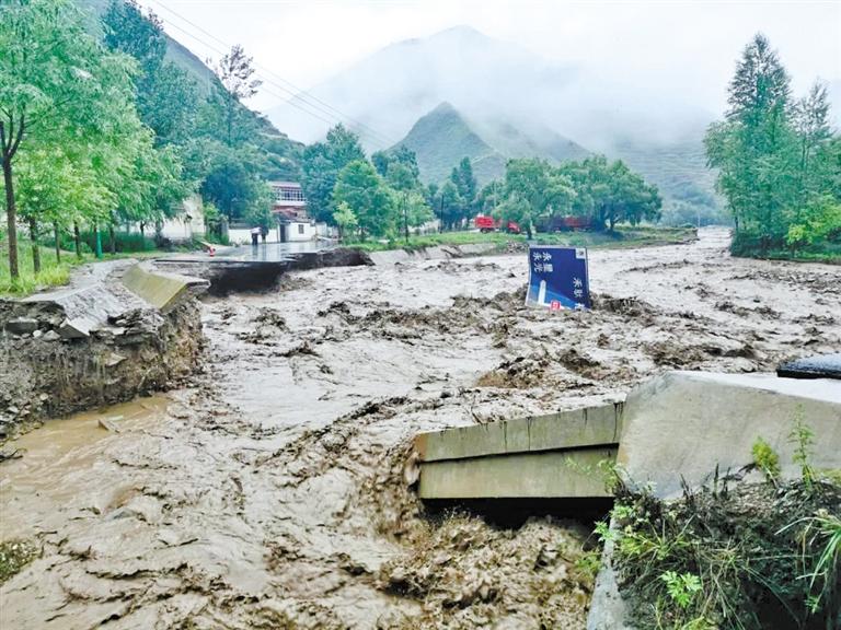暴雨襲擊定西岷縣漳縣 境內(nèi)兩條國(guó)道遭水毀中斷 過(guò)往車輛要繞行
