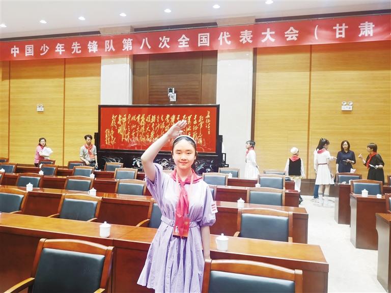 代表蘭州少先隊員參加全國少代會——這個小姑娘，攢勁！