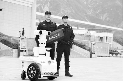 新奇！5G巡邏機(jī)器人亮相隴南武都街頭
