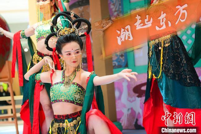 圖為今年9月5日，在重慶亮相的敦煌博物館“潮起東方”主題活動現(xiàn)場。敦煌博物館供圖