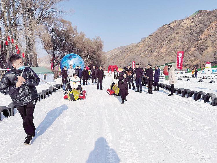 臨夏州體育局開展“慶元旦迎新春”冰雪運動進機關(guān)活動