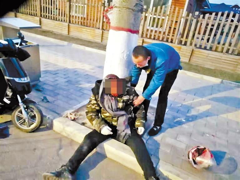 蘭州：騎摩托車男子清晨撞傷 熱心“的哥”全力救助！