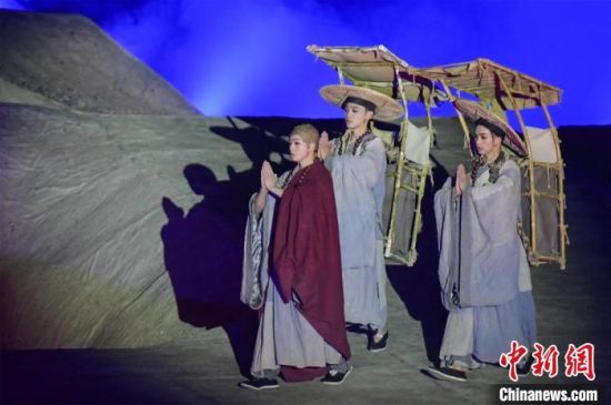 圖為演出現(xiàn)場(chǎng)，該劇獨(dú)創(chuàng)360度旋轉(zhuǎn)并前后移動(dòng)觀眾席，顛覆傳統(tǒng)劇場(chǎng)舞臺(tái)表演模式。　王斌銀 攝
