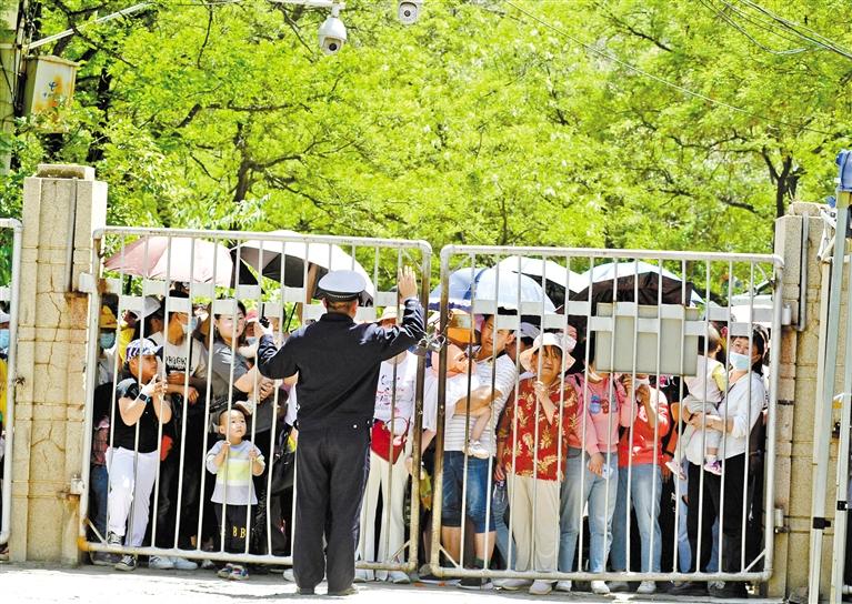 人流如潮 入園游客突破5萬 五泉山公園、蘭州市動(dòng)物園昨日臨時(shí)閉園