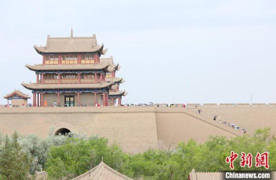 歷經數十載保護修繕的古老關城得以延年益壽，成為了海內外游客“絲路游”的必經打卡地?！「哒?攝