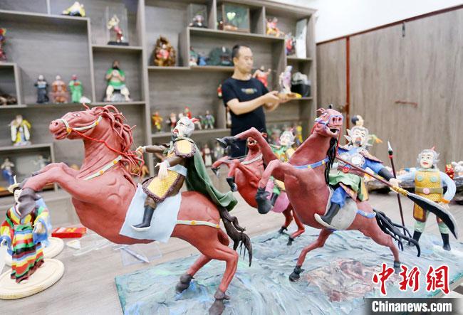 安秋平是成州面塑第五代傳承人，也是當(dāng)?shù)匚ㄒ粓允孛嫠苤谱鞯娜??！「哒?攝
