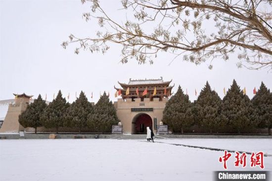 圖為2月17日，游人在鳴沙山月牙泉景區(qū)內(nèi)體驗(yàn)大漠雪景?！《鼗褪形穆镁止﹫D