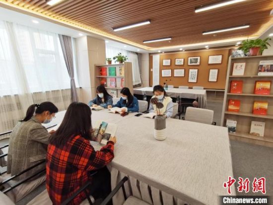 近日，在國(guó)網(wǎng)甘肅電力黨校職工書屋，正在舉行青年職工讀書交流活動(dòng)?！⌒煅?攝