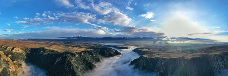 甘肅山丹馬場(chǎng)：峽谷云霧似仙境。 王超攝
