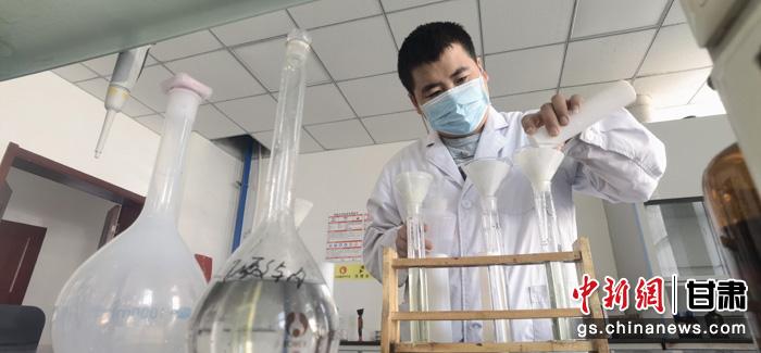 圖為甘肅科技集團化工研究院有限責任公司工作人員正在做實驗。魏建軍 攝