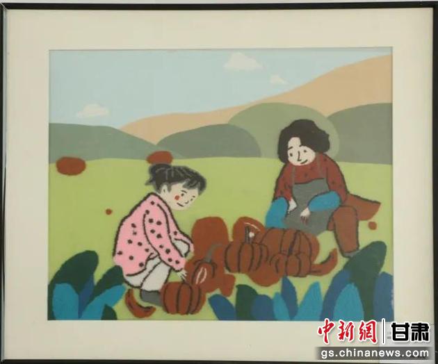 嘉峪關(guān)市新城鎮(zhèn)新城村農(nóng)業(yè)產(chǎn)業(yè)園區(qū)內(nèi)，母女兩人在摘南瓜。刺繡 馬艾米乃 繡稿 敬紅霞