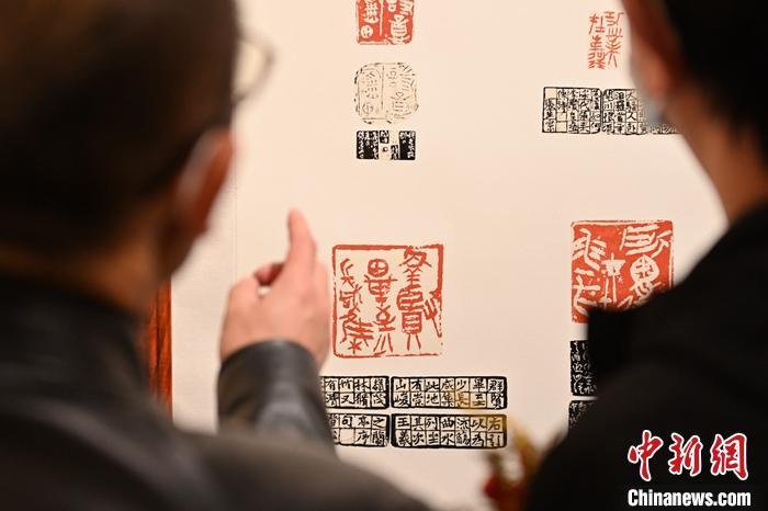 圖為甘肅蘭州，參展作品吸引參觀者。 中新社記者 李亞龍 攝