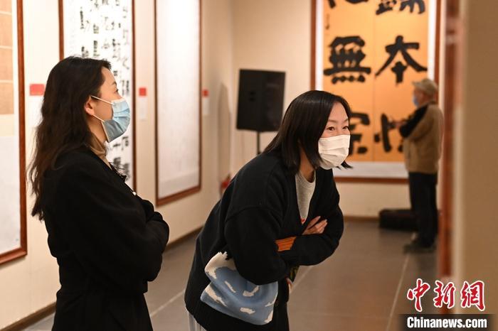 圖為甘肅蘭州，參展書法作品吸引參觀者。 中新社記者 李亞龍 攝