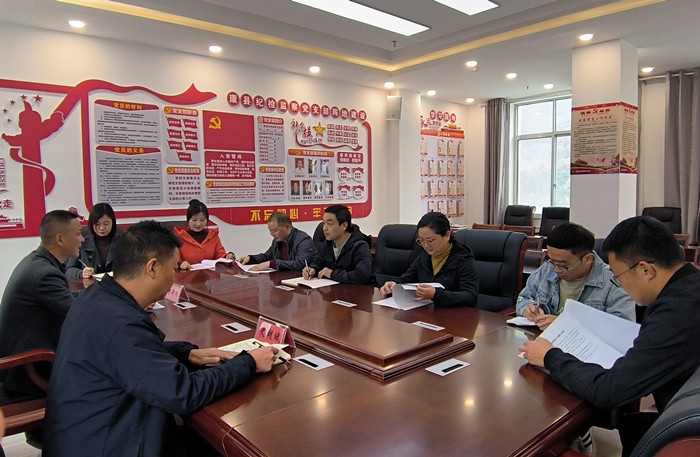 10月19日，康縣紀(jì)委監(jiān)委組織部分班子成員，辦公室、信訪室、案管室、審理室、紀(jì)檢監(jiān)察室等相關(guān)工作人員開展黨的二十大報(bào)告專題討論。.jpg
