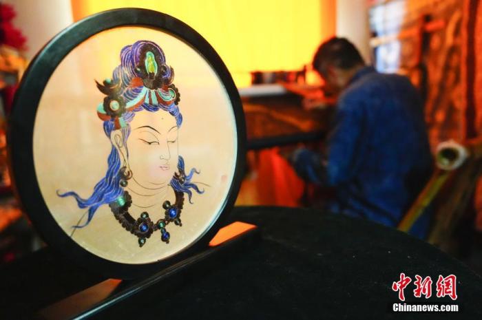 圖為劉云帆所創(chuàng)作的敦煌元素刺繡作品。 中新社發(fā) 謝秉錫 攝
