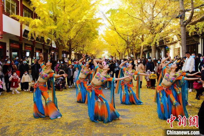 圖為秦州區(qū)文旅局組織的舞蹈隊(duì)帶來的舞蹈《絲路》?！∏刂輩^(qū)委宣布供圖