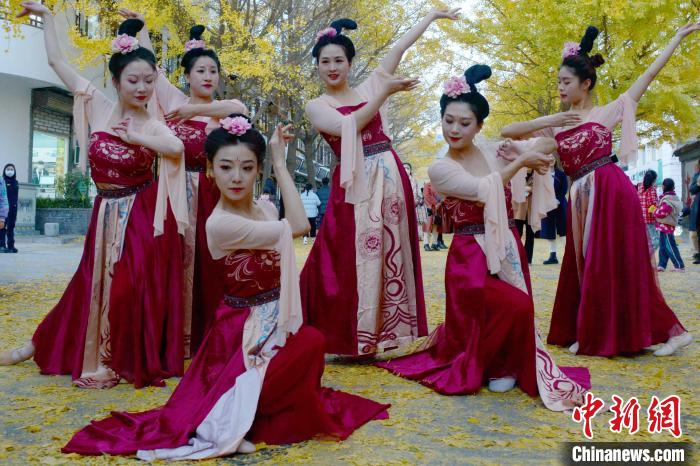 圖為秦州區(qū)文旅局組織的舞蹈隊(duì)帶來的舞蹈《醉太平》。　秦州區(qū)委宣布供圖