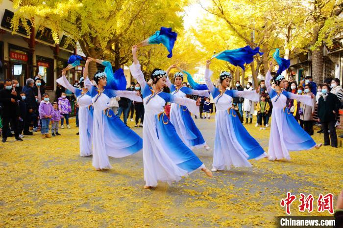 圖為秦州區(qū)文旅局組織的舞蹈隊(duì)帶來的舞蹈《萬疆》。　秦州區(qū)委宣布供圖