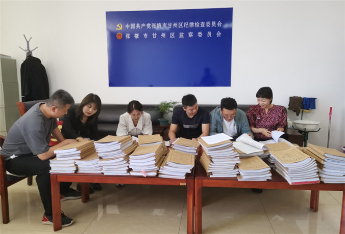 甘州區(qū)紀(jì)檢監(jiān)察干部會(huì)同財(cái)政、審計(jì)工作人員開(kāi)展玉米制種款管理使用清查工作.jpg