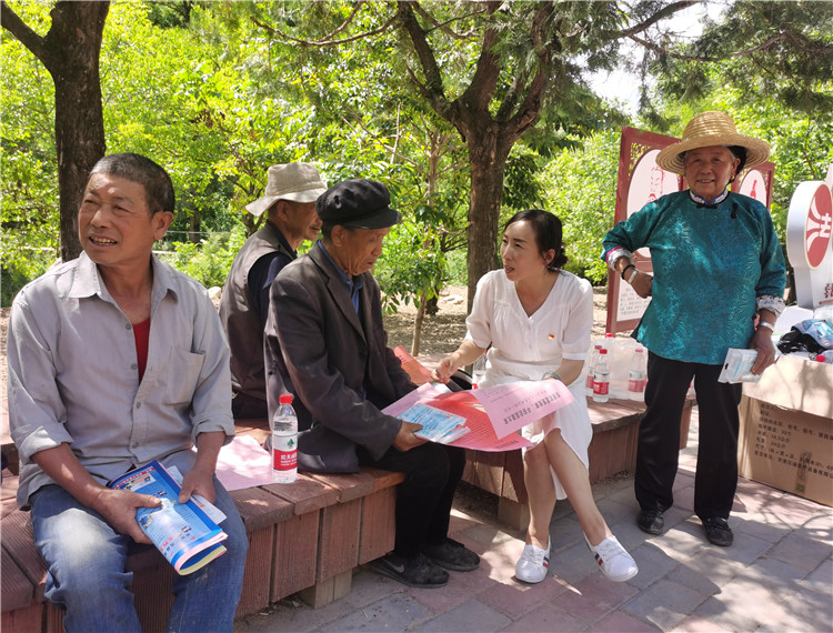 5.宕昌縣新城子藏族鄉(xiāng)紀委開展信訪舉報宣傳，幫助廣大基層黨員干部提高黨紀法規(guī)意識.jpg