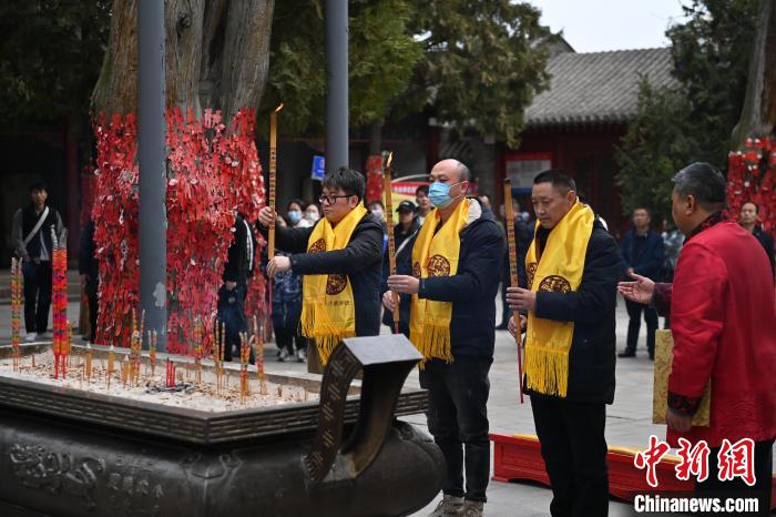 在甘肅天水市伏羲廟內(nèi)，參祭者雙手持香，祭拜人文始祖伏羲。　李亞龍 攝