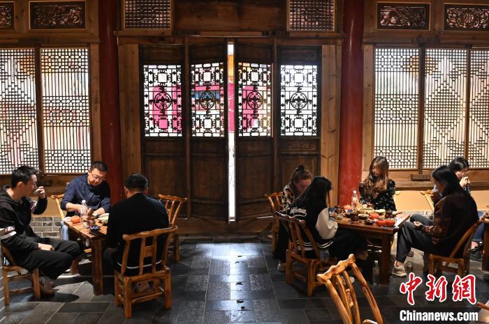 圖為甘肅天水市秦州區(qū)平南鎮(zhèn)蘇灣村民俗莊園內(nèi)的“圍爐煮茶”網(wǎng)紅打卡點(diǎn)。(資料圖) 李亞龍 攝