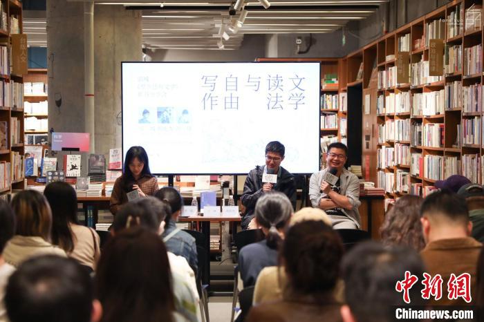 《至少還有文學(xué)》推出：在今天，我們?yōu)槭裁催€需要文學(xué)？
