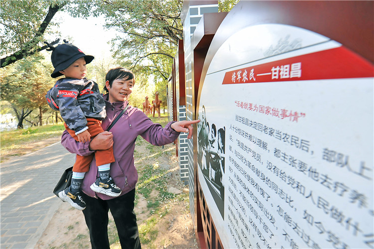 嘉峪關(guān)市紀(jì)委監(jiān)委通過(guò)實(shí)施“政治鑄廉、教育促廉、文化育廉、陣地助廉、監(jiān)督固廉”等“五廉”行動(dòng)，深入推進(jìn)新時(shí)代廉潔文化建設(shè)。圖為市民在迎賓湖絲路廉潔文化主題公園“勤廉楷模墻”接受廉潔文化教育。.jpg