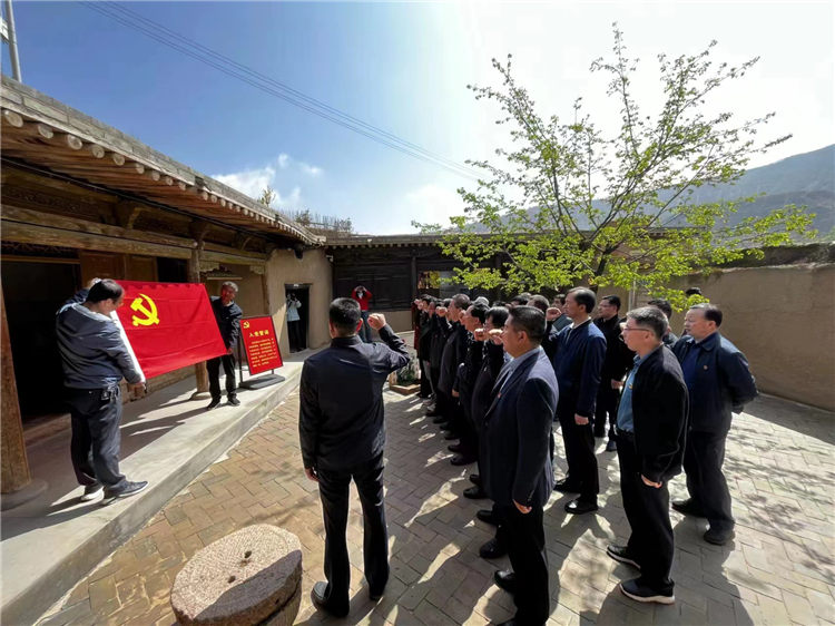 圖為臨夏州紀(jì)委監(jiān)委組織黨員干部在東鄉(xiāng)縣布塄溝黨史教育基地開展革命教育活動(dòng)，賡續(xù)紅色血脈、汲取奮進(jìn)力量、激發(fā)干事熱情。.png