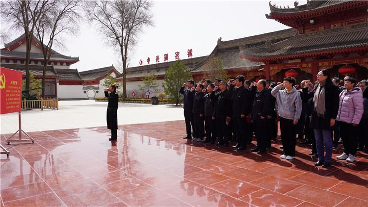 4月6日，為傳承弘揚(yáng)革命英烈精神，教育引導(dǎo)紀(jì)檢監(jiān)察干部筑牢信仰之基、補(bǔ)足精神之鈣、把穩(wěn)思想之舵，永葆忠誠干凈擔(dān)當(dāng)?shù)恼伪旧?。市紀(jì)委監(jiān)委組織紀(jì)檢監(jiān)察干部赴靜寧縣界石鋪紅軍長征紀(jì)念館和莊浪縣梯田紀(jì)念館開展廉政教育和革命傳統(tǒng)教育。.jpg