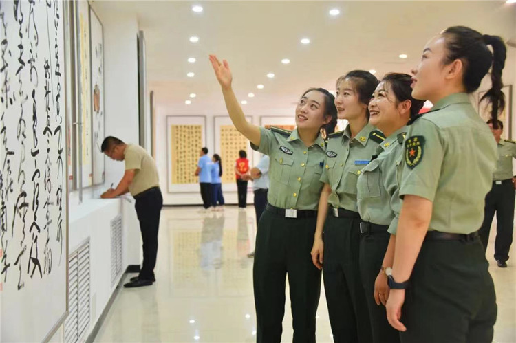 1691574953788092.jpg 觀眾在南梁革命紀(jì)念館參觀甘肅省廉潔文化美術(shù)、書(shū)法、設(shè)計(jì)作品展.jpg