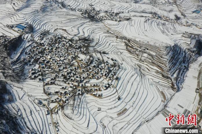 圖為航拍甘肅隴南市西和縣的“雪后鄉(xiāng)村”。(資料圖)張平良 攝