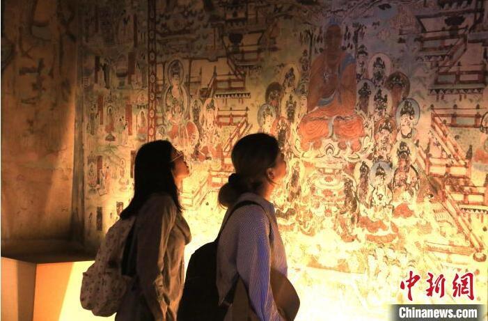 2023年8月27日，游客在甘肅省敦煌市博物館參觀文物展。張曉亮 攝(資料圖)