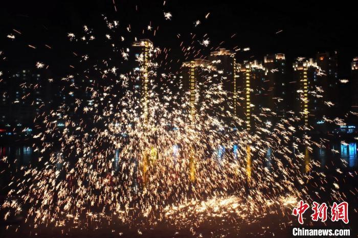 “過年打鐵花”是臨夏州永靖縣的民俗傳統(tǒng)。這項(xiàng)民俗表演，其實(shí)有著硬核技術(shù)作支撐，那就是入選國家級(jí)非遺的“永靖王氏生鐵冶鑄技藝”。侯奇志 攝</p>
<p>