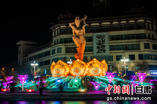 2024年春節(jié)期間，敦煌市中心盤旋路上的反彈琵琶燈組。王斌銀 攝