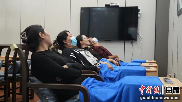 圖為當?shù)鼐用耋w驗藏醫(yī)院診療。卓瑪草 攝
