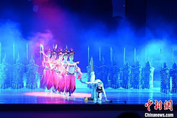 2023年2月18日，蘭州歌舞劇院創(chuàng)排的大型舞劇《大夢(mèng)敦煌》?！　【琶赖┰?攝